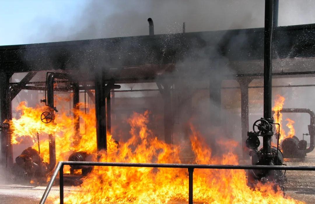Protección contra incendios para riesgos especiales: seguridad a medida para sus necesidades críticas
